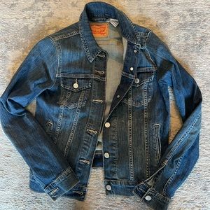 Women’s Levi’s dark wash denim jacket M